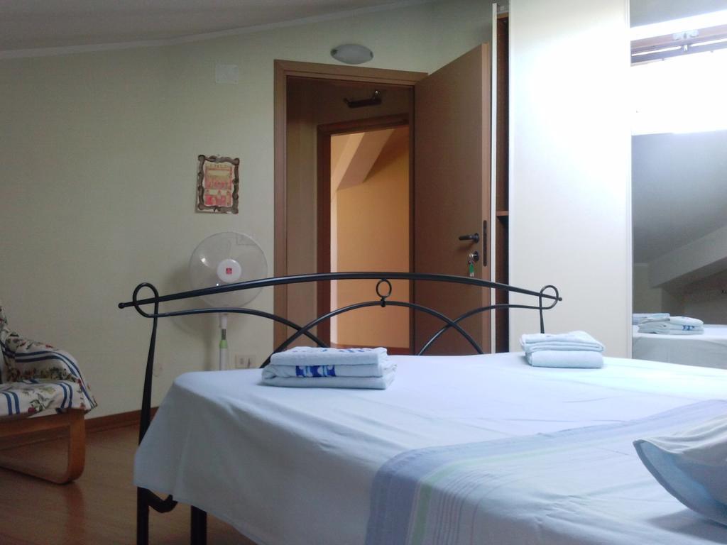 Mansarda Raggio Di Sole Bed and Breakfast Verona Værelse billede